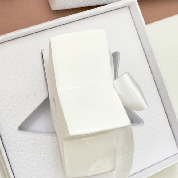 Christian Dior Ceramic Star Fragrance Diffuser/ Paper Weight - Picture 3 of 7